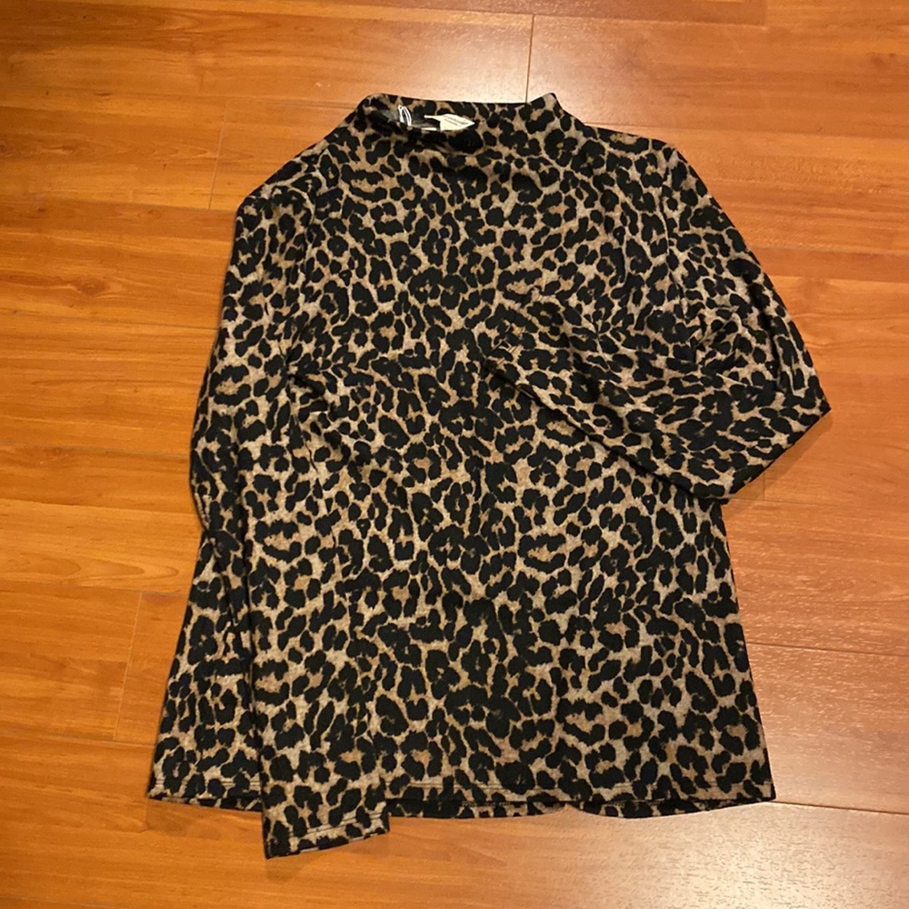 Beachlunchlounge sweater / Large (fits like Medium). Lovely Leopard print